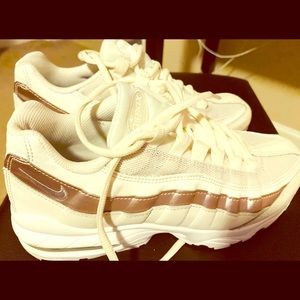 Clean and barely worn Nike Air Max-size 7 youth